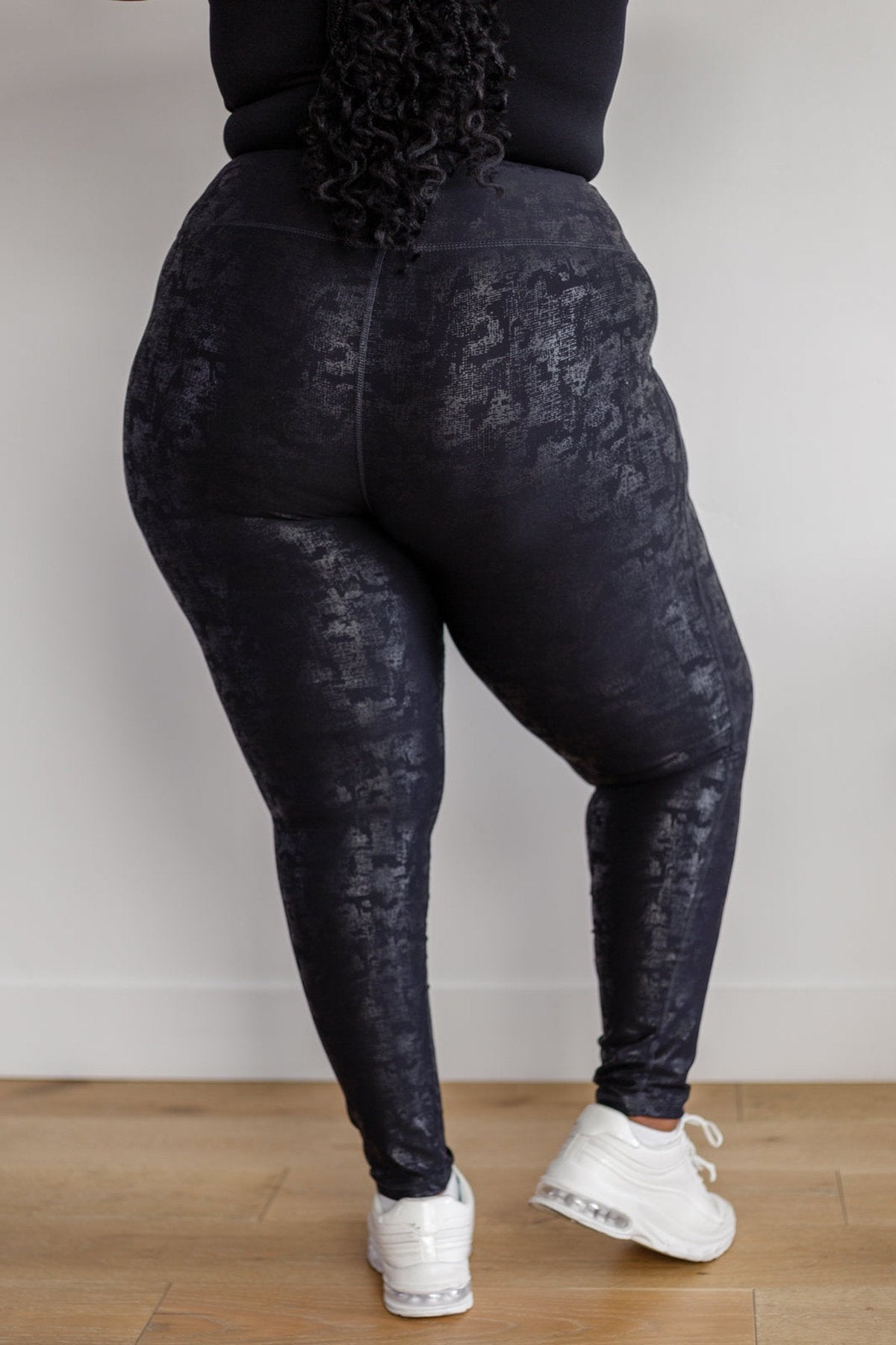 https://www.paytonpiperboutique.com/cdn/shop/products/PerfectFitBlackFoilLeggings5.jpg?v=1681652490
